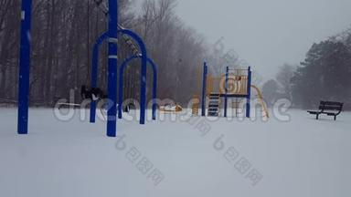 孩子们在冬天下雪的时候`游戏公园。 在地上下雪的时候玩游戏